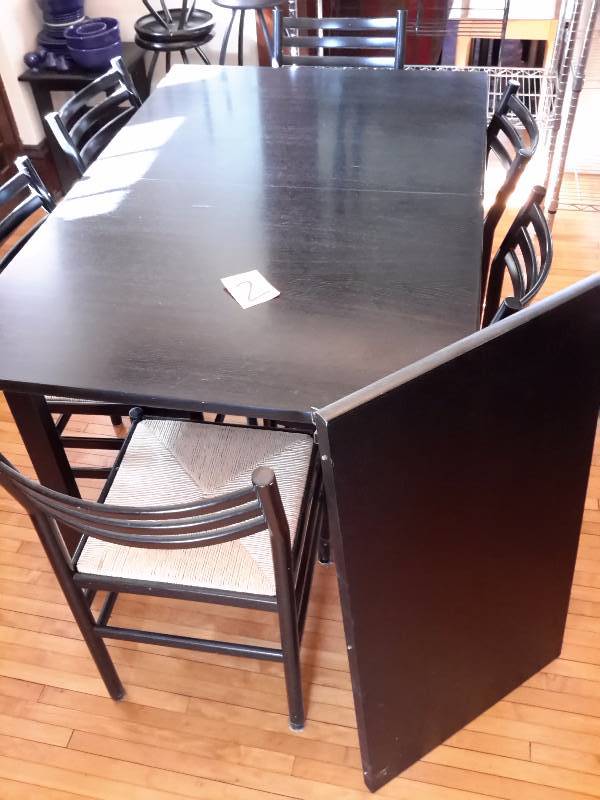 Black.. Wood Dining Room Table with 6 caned chairs.. Excellent Shape.  Leaf included.  35 12 in w x 55in, plus 20 in Leaf.  Purchase at DAYTONS in Mid 80s.