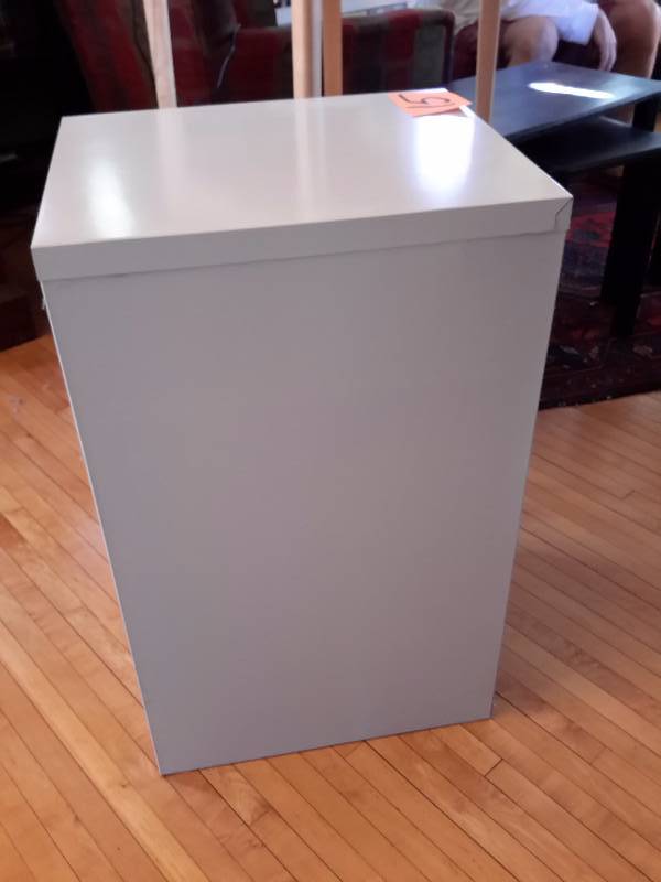 2 Drawer, Metal File Cabinet.. Very nice shape