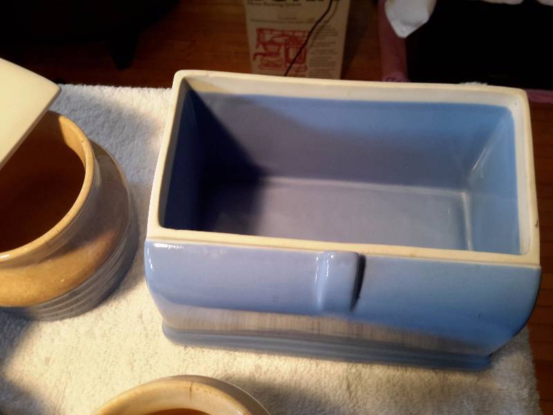 4 Bean pots and Refrigerator Dish