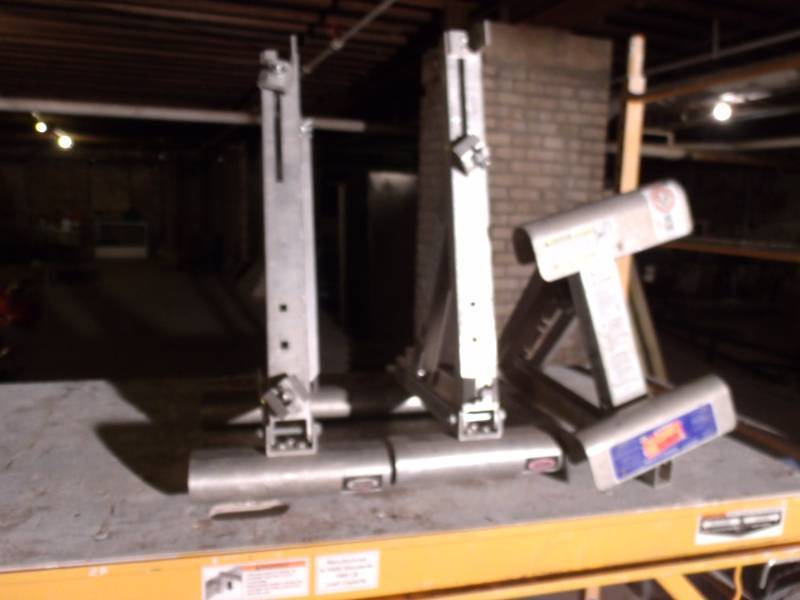 Roof ladder jacks