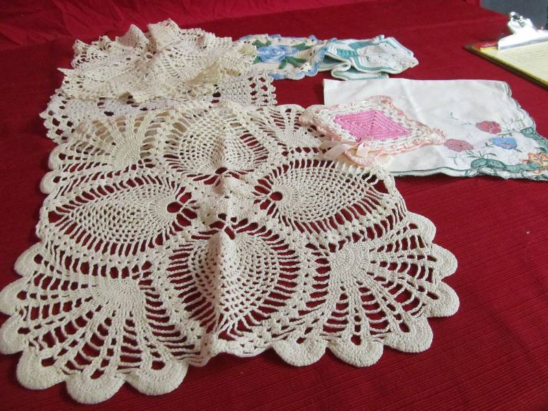 lot 5 image: Doilys