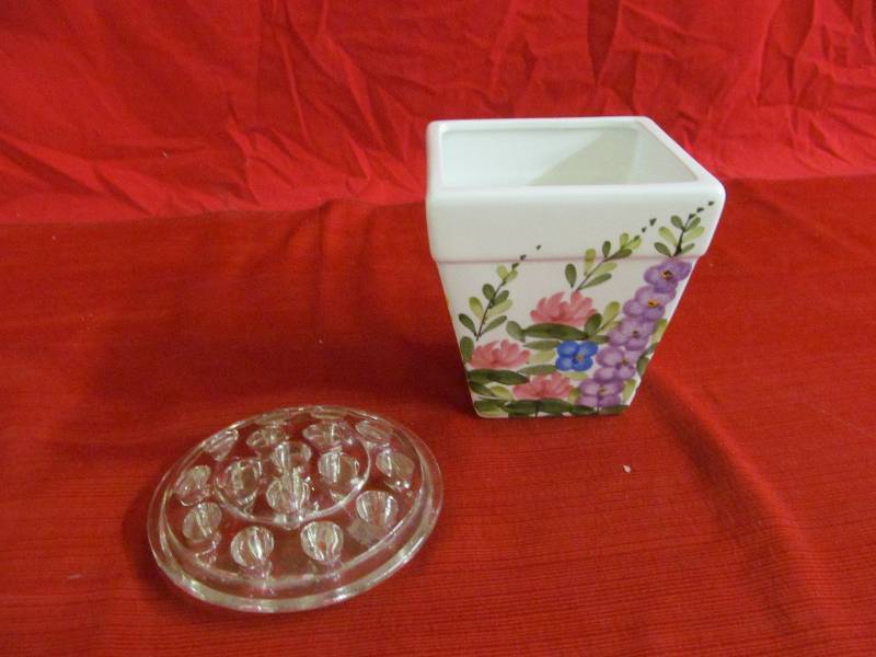 lot 8 image: vase