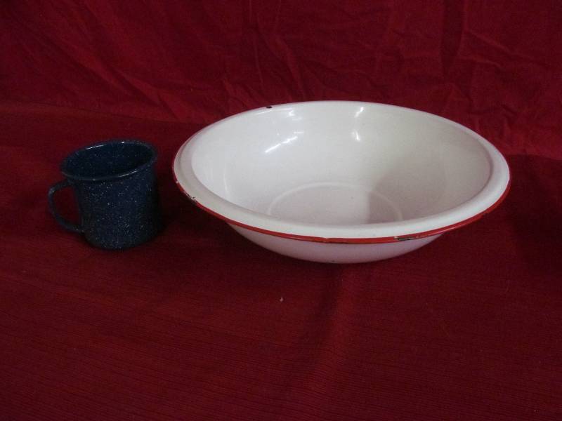 lot 9 image: enamel dish pan