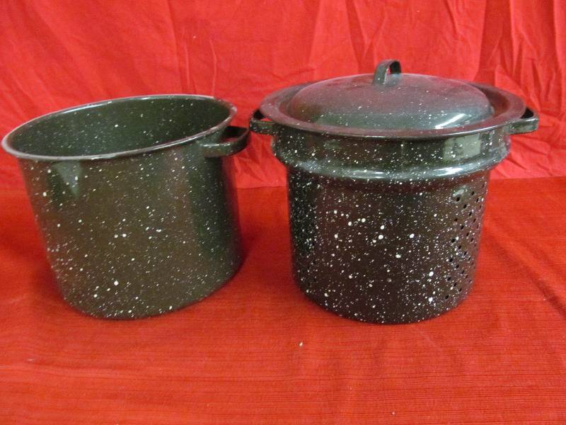 lot 13 image: enamel pot
