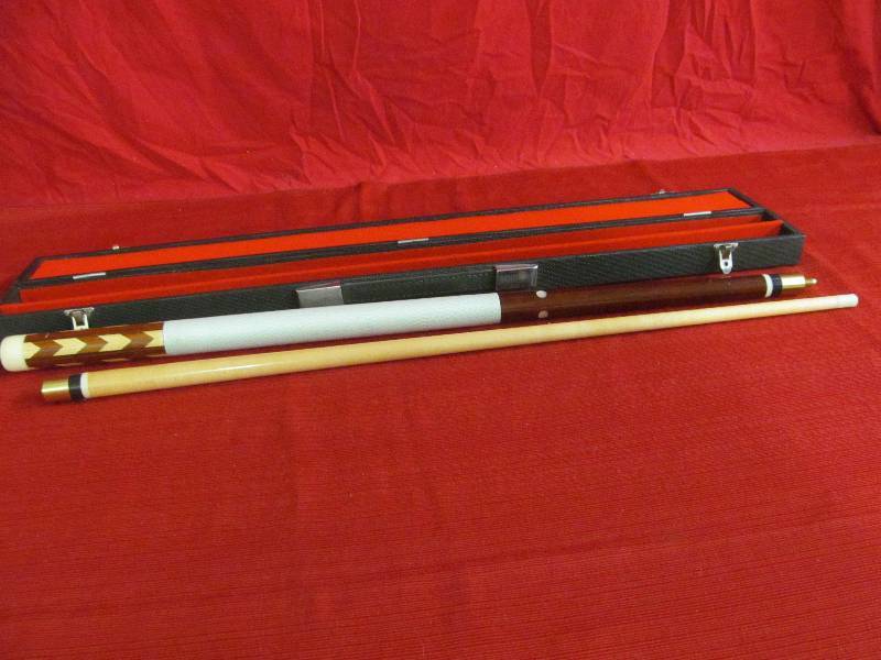 lot 14 image: pool stick and case