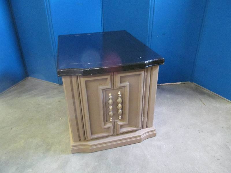 lot 25 image: end table