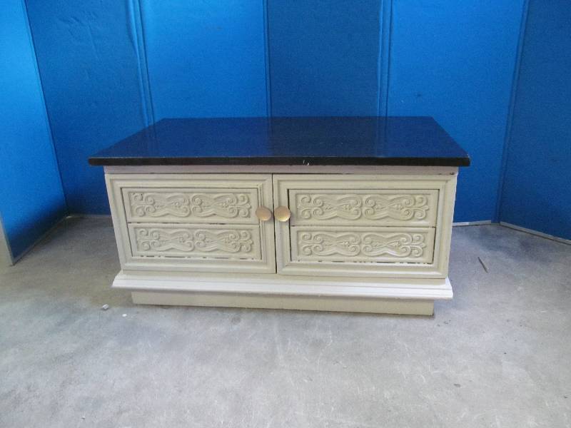 lot 27 image: coffee table