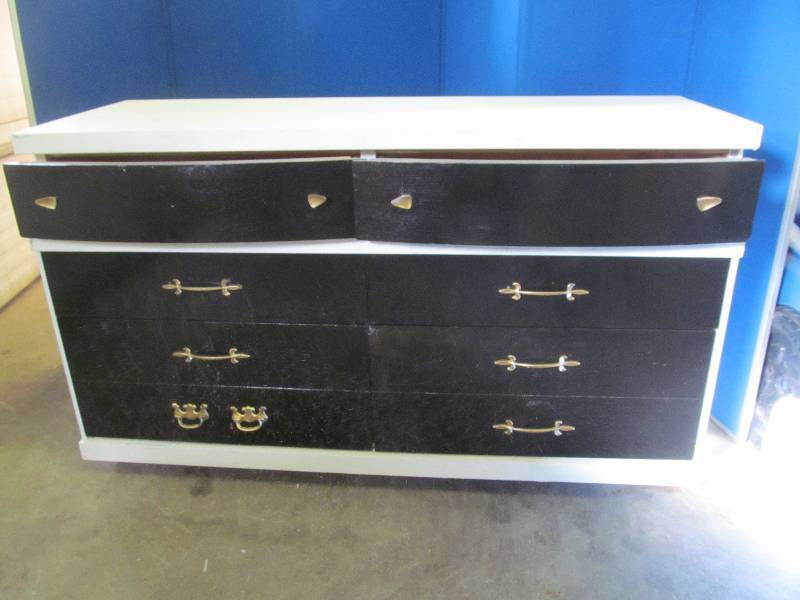 lot 29 image: dresser