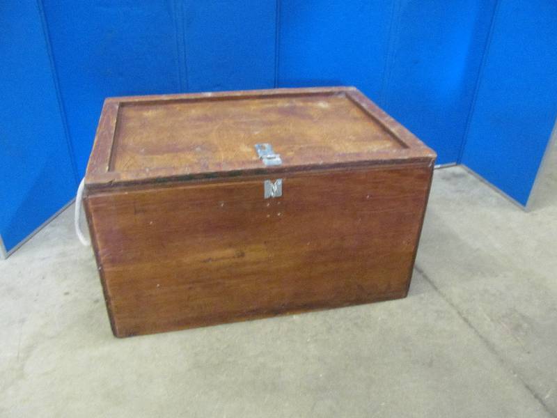lot 49 image: wood box