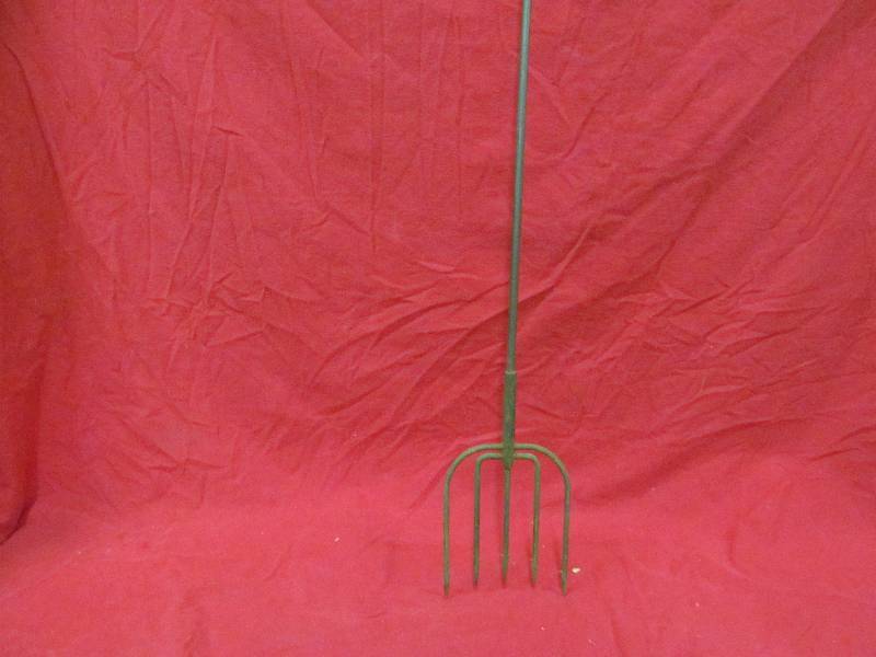 lot 52 image: ice spear