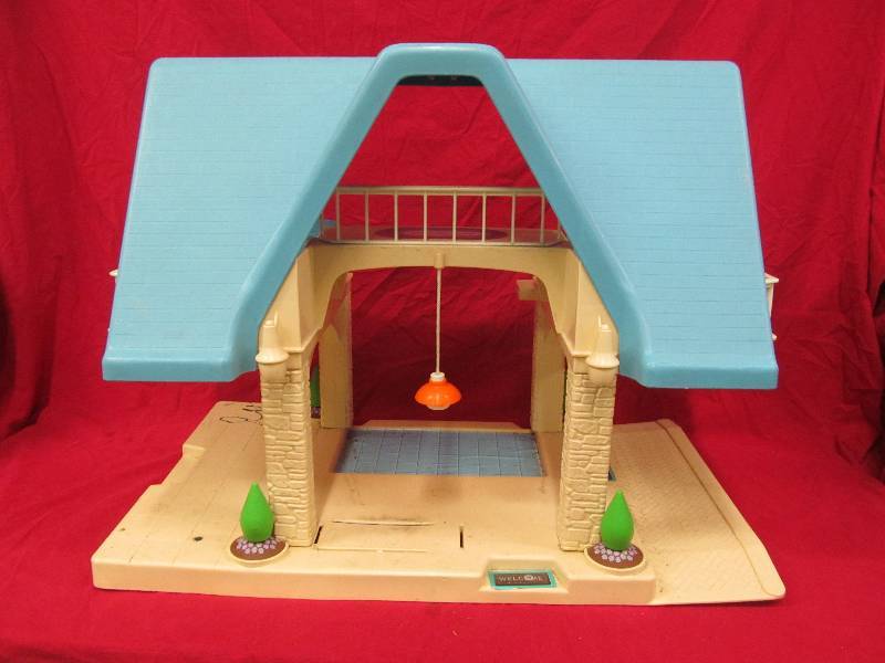 lot 54 image: Little Tikes doll house