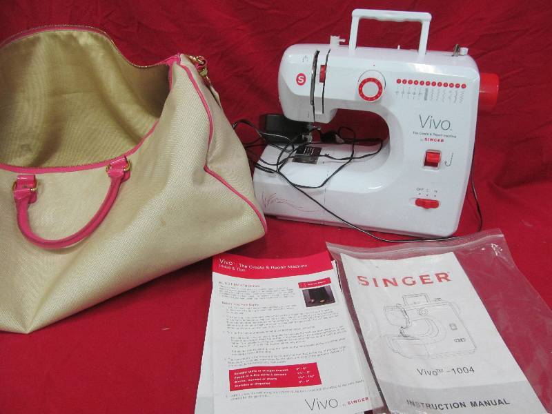 lot 61 image: Singer sewing machine