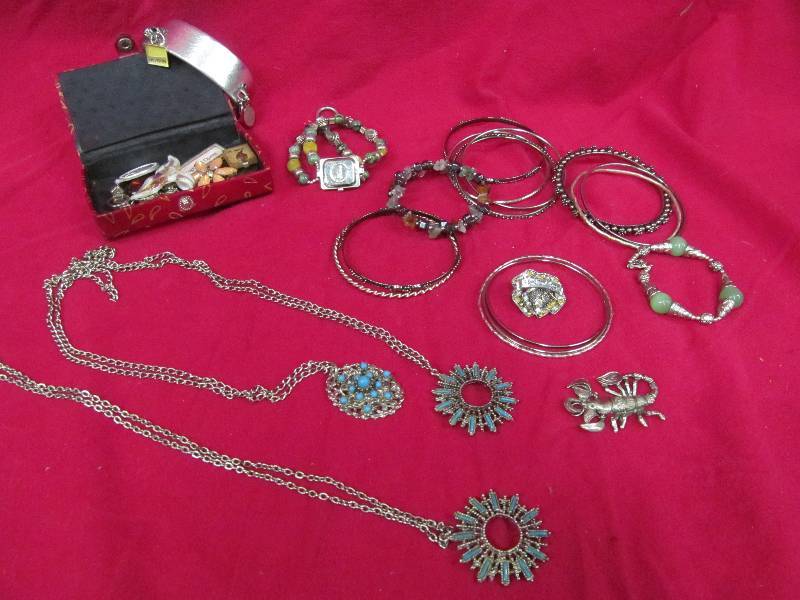 lot 63 image: jewelry