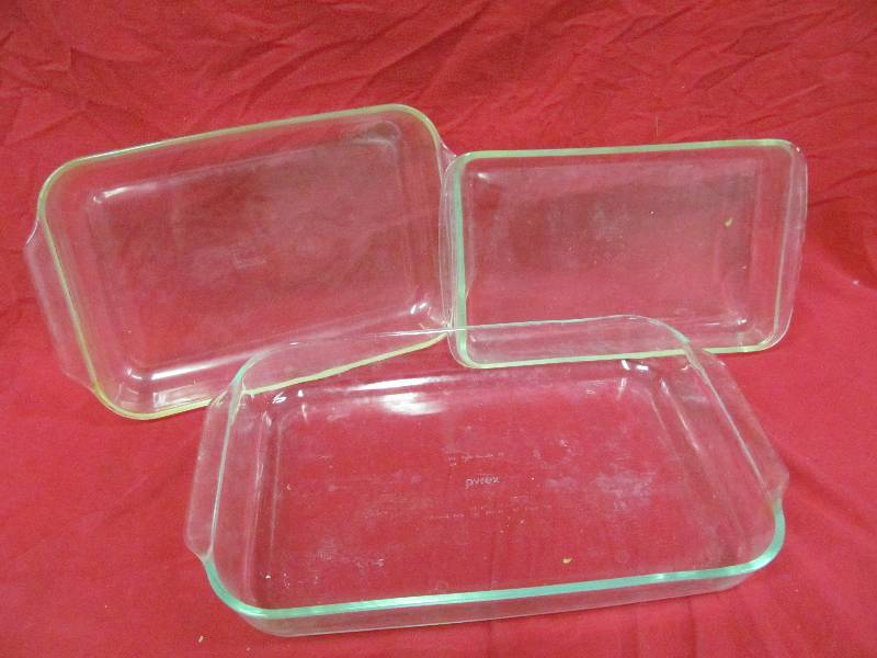 lot 69 image: Pyrex cake pans