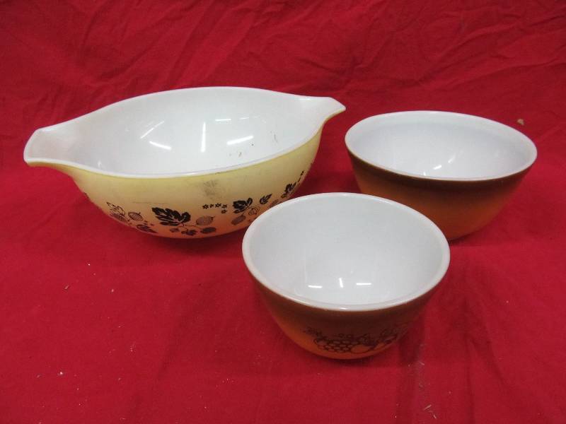 lot 81 image: Pyrex dishes
