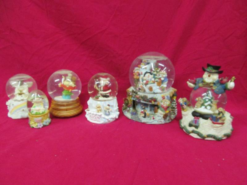 lot 136 image: Snow globes