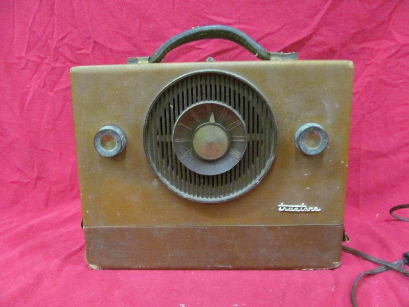 lot 143 image: Radio