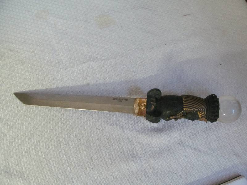 lot 195 image: knife