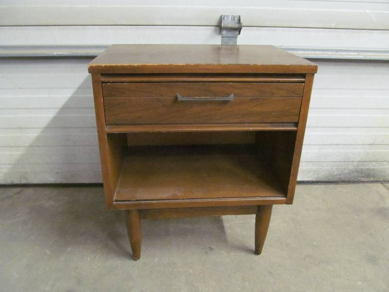 lot 225 image: end table