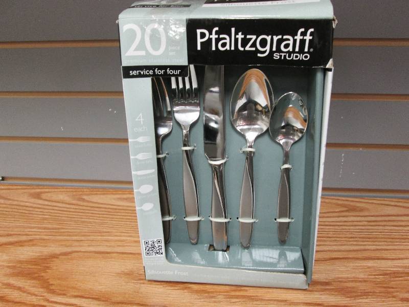 lot 15 image: Pfaltzgraff flatware service for 4...