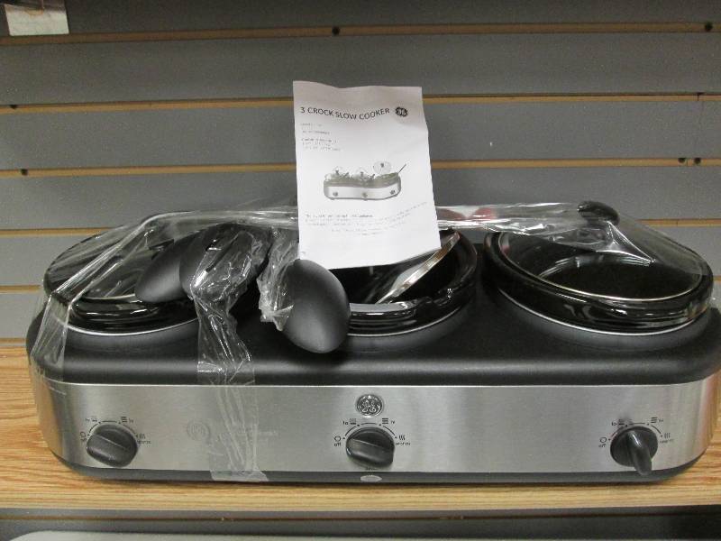 lot 19 image: GE 3 Crock Slow Cooker - cracked ba...