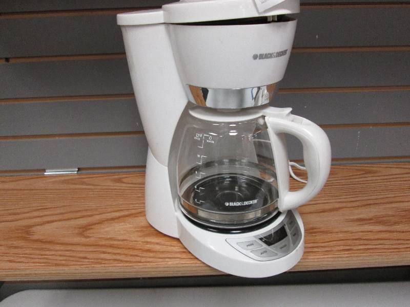 lot 20 image: Black & Decker programmable 12-cup ...
