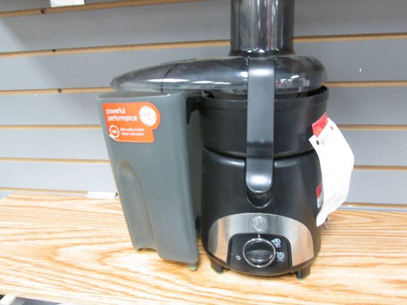 lot 22 image: GE 800 watt juice extractor- displa...