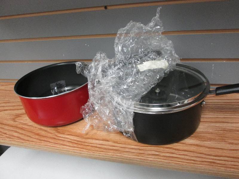 lot 24 image: 3 quart sauce pan with lid(small de...