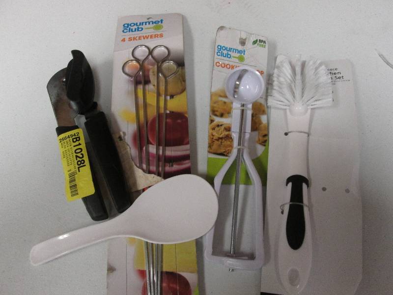 lot 26 image: Assorted kitchen gadgets- see image...