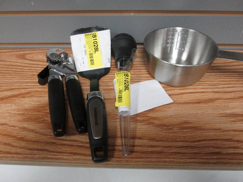 lot 30 image: Assorted kitchen gadgets & measurin...
