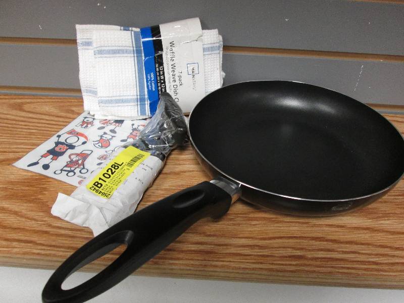 lot 32 image: 4 waffle eave dishcloths, 1 hand ca...