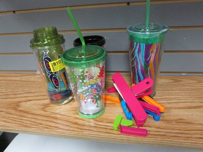 lot 38 image: Assorted insulated glasses & bag cl...
