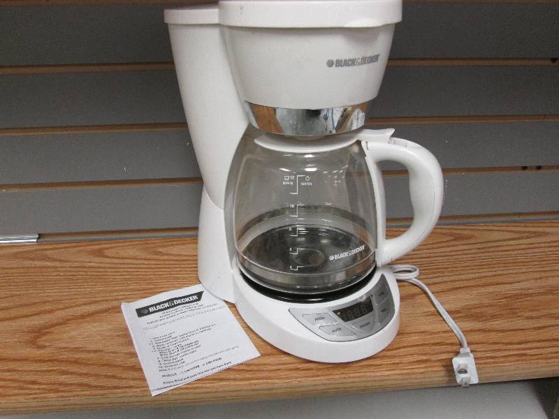 lot 40 image: Black & Decker programmable 12-cup ...