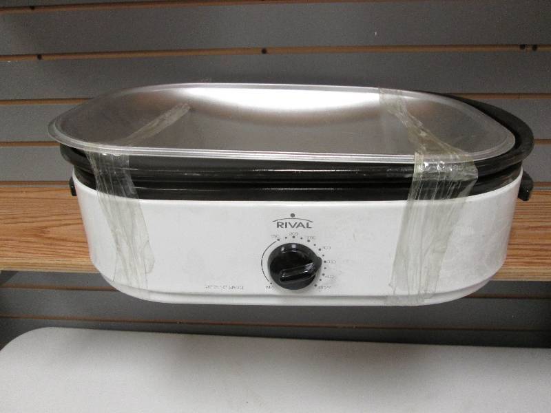 lot 72 image: Large Rival Roaster 16 qt...