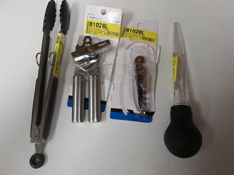 lot 79 image: Assorted kitchen gadgets- see image...