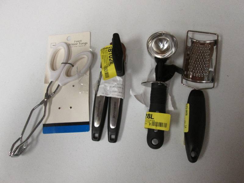lot 80 image: Assorted kitchen gadgets- see image...