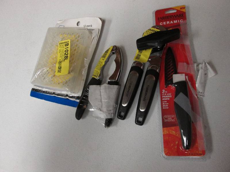 lot 81 image: Assorted kitchen gadgets- see image...