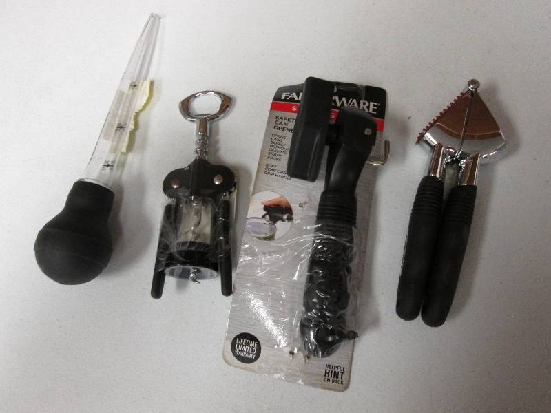 lot 82 image: Assorted kitchen gadgets- see image...
