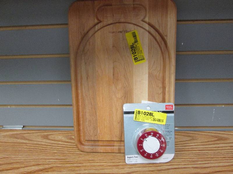 lot 84 image: Wooden cutting board, Magnetic kitc...