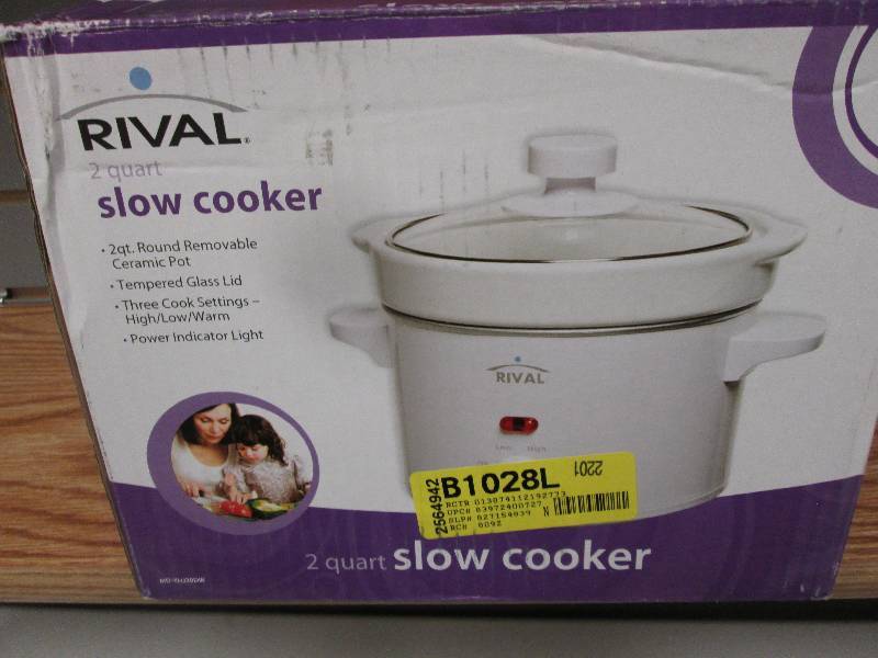 lot 175 image: Rival 2 qt slow cooker - small chip...
