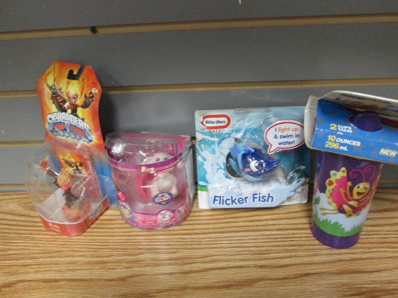 lot 209 image: 3 small assorted toys & 10 oz no le...