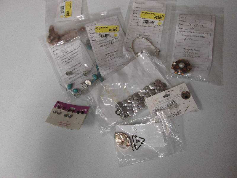 lot 213 image: Assorted jewelry ...
