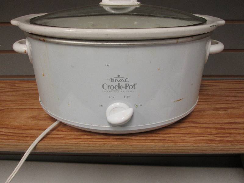 lot 275 image: Large oval white Rival slow cooker ...