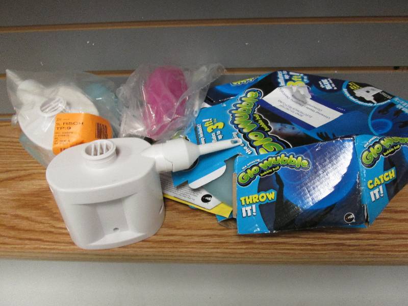 lot 290 image: 3 Wubbles Balls with 2 pumps...