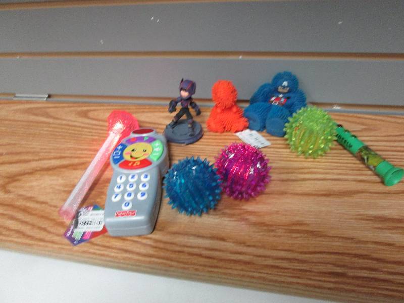 lot 297 image: Assorted light up bouncy balls, wan...