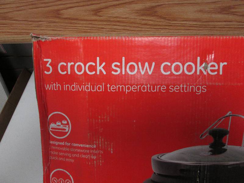 lot 318 image: GE 3 crock slow cooker with individ...