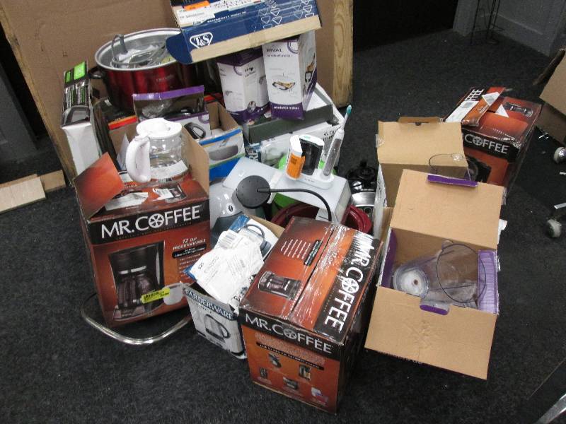 lot 332 image: Extra large lot of assorted small a...