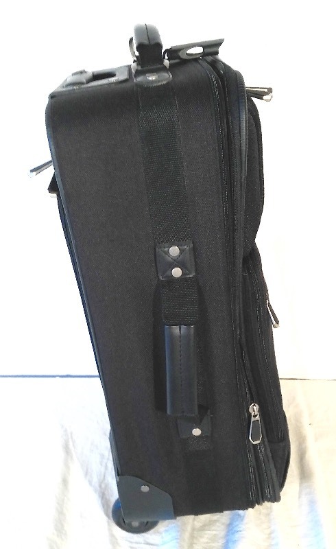 lot 6 image: American Tourister Roller Carry-On