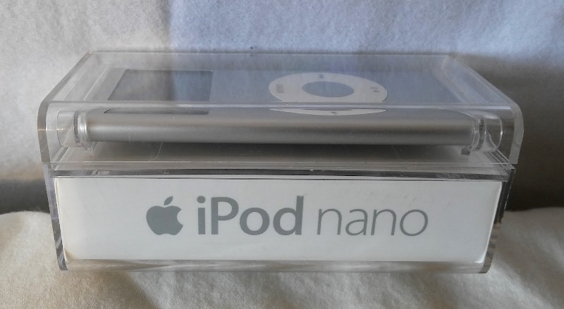 lot 8 image: (new in box) Vintage iPod nano