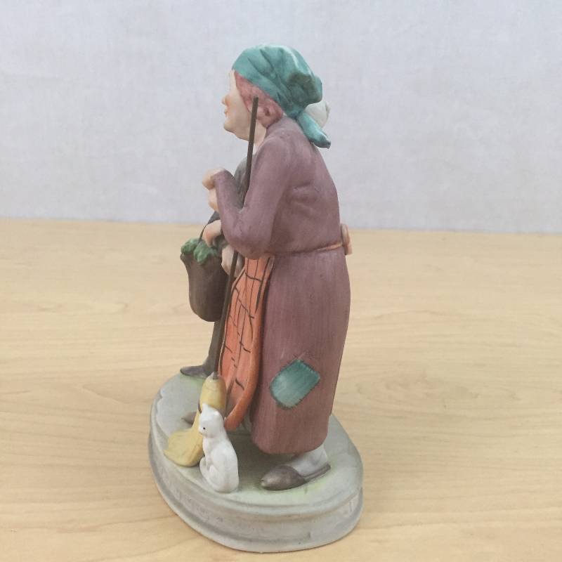 lot 92 image: Lefton Collectible - Vintage Hand Painted Two Old Women Doing Household Chores With Cute Kitty Figurine 4724 Excellent